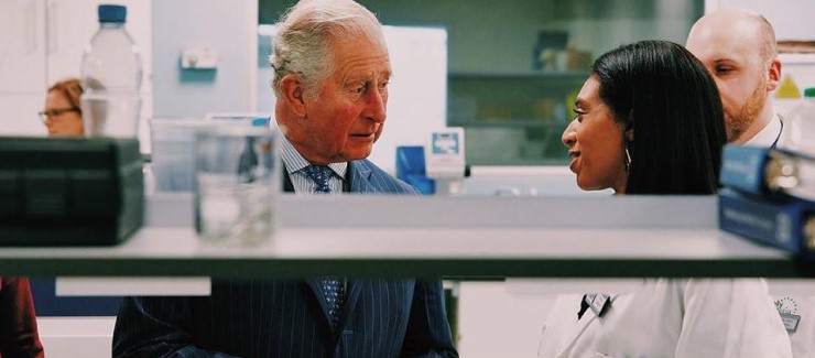 Príncipe Charles conhece processo de biodegradação plásticos com recém-licenciada do ISEP